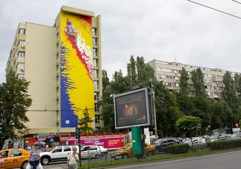PREMIERĂ ÎN BUCUREŞTI: Artiştii au pictat un bloc. Îţi place cum arată?