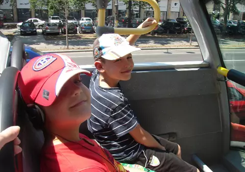 Au sărbătorit finalul de an şcolar printr-o plimbare cu autobuzul supraetajat