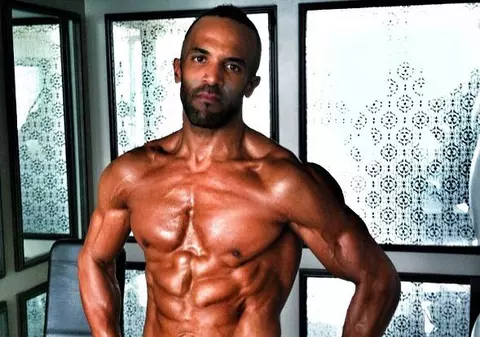 Nu-l vei recunoaște nici dacă îți spunem cine este! STARUL care cânta cel mai tare REFREN în 2000, acum ESTE UN PACHET DE MUȘCHI și un GURU al FITNESSULUI! FOTO