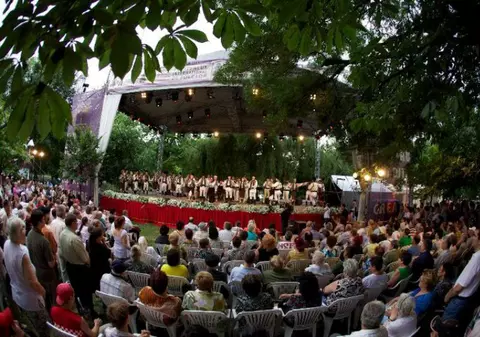 Petrică Mâţu Stoian, Benone Sinulescu şi alţi artişti de folclor cânta în Capitală. Intrarea e GRATUITĂ!