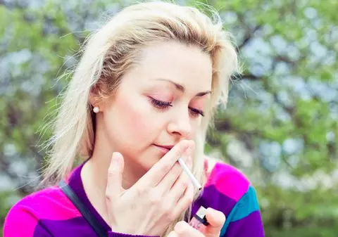 Fumezi ca o turcoaică? Ai risc sporit de cancer de col uterin!