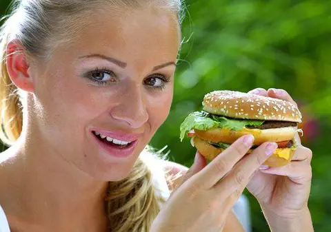 MĂNÂNCI HAMBURGERI? Află ce conţin! Te vei ÎNGROZI!