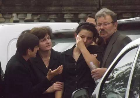 IMAGINI SFÂŞIETOARE! Fiica supravieţuitoare şi-a luat adio de la mama decedată în accident