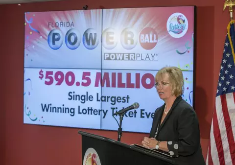 O bătrână de 84 de ani a câștigat 590 de milioane de dolari la loto