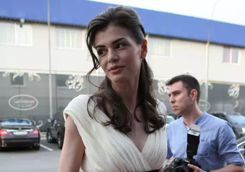 MONICA GABOR, apariţie de PRINŢESĂ! Îi dai un LIKE pentru vestimentaţie?