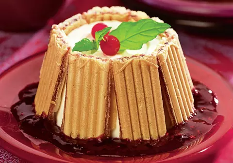 Reţete: Şarlotă cu brânză şi sos de fructe