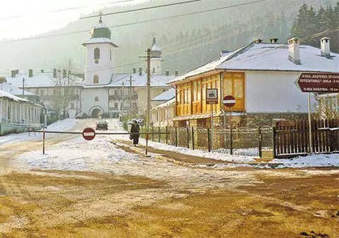 Mănăstirea Agapia lasă pe drumuri peste 100 de oameni
