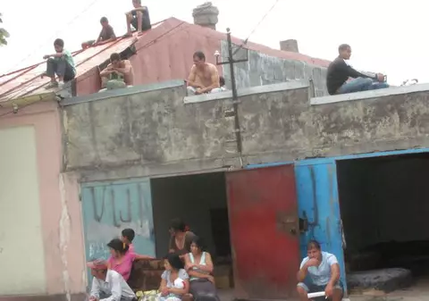 Evacuare cu scandal în Galaţi! Protestatarii au ameninţat că aruncă blocul în aer | FOTO