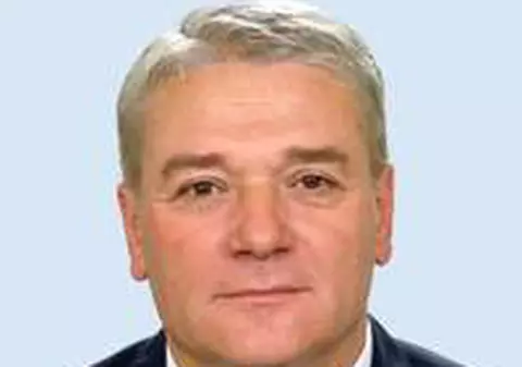 INCREDIBIL! Un parlamentar român face exerciţii în faţa oglinzii