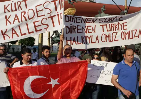 TURCII au protestat şi la Bucureşti împotriva lui ERDOGAN. Care este adevăratul MOTIV al revoltei de la Istanbul, în opinia lor