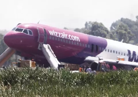 FOTOGRAFII INCREDIBILE Un avion Wizzair, aterizare de urgenţă la Roma