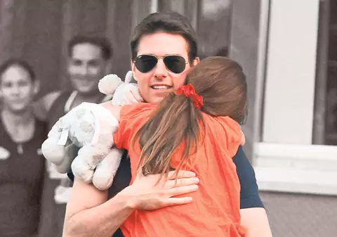 Actorul Tom Cruise încearcă să-o recucerească pe Katie Holmes