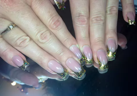 Mănâncă gheare de pui la grătar, dar are UNGHII CU FOIŢĂ DE AUR. Uite CE VEDETĂ ÎŞI FACE MANICHIURĂ DE LUX