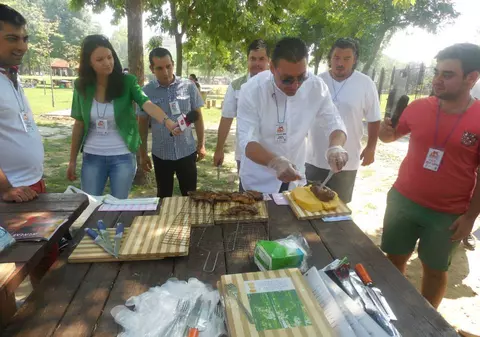 Romii şi armenii S-AU 'LUPTAT' PE GRĂTARE! Cine a ieşit ÎNVINGĂTOR DIN DISPUTĂ?