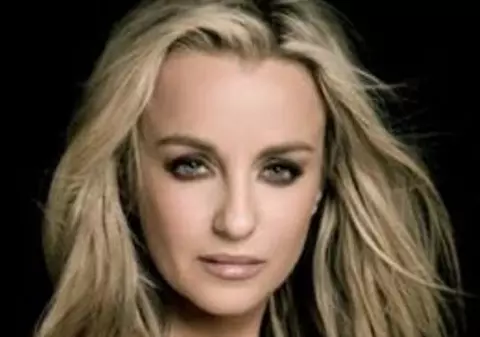 La 45 de ani, Tania Budi se comportă ca o adolescentă la mare: face TOPLESS şi stă în club PÂNĂ DIMINEAŢA! FOTO