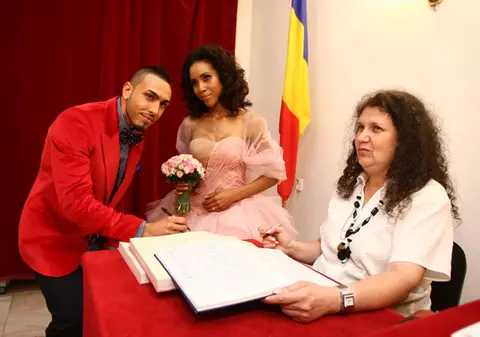 Mâine Alex Velea şi soţia lui împlinesc 3 ani de când au spus "DA" în faţa Ofiţerului Stării Civile! Vezi cât erau de fericiţi şi ce spuneau atunci! FOTO