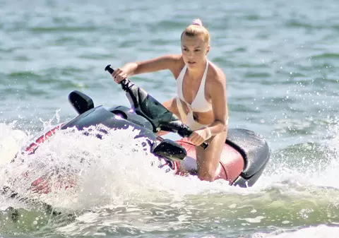 Rup în două skijetul la mare! Vedetele profită de fiecare zi petrecută pe Litoral pentru a practica sporturi nautice | FOTO