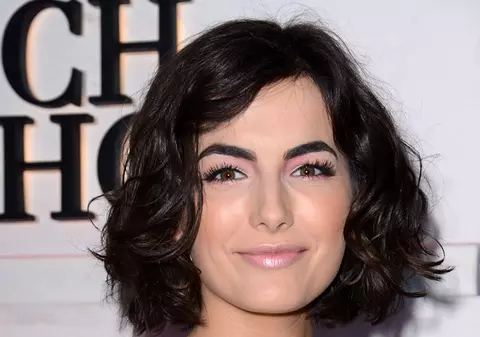 O CELEBRĂ ACTRIŢĂ a făcut SENZAŢIE la Hollywood cu o IE TRADIŢIONALĂ ROMÂNEASCĂ! FOTO