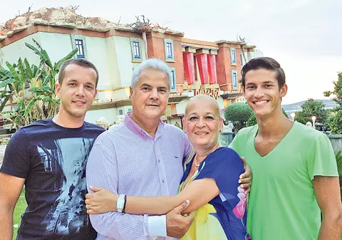 Năstase, la casa cu susul în jos! Politicianul şi-a dus familia în parcul de distracţii Katmandu | FOTO