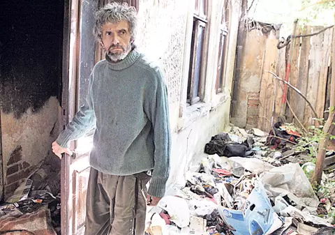 Incredibil! A adunat 10 tone de gunoi în locuinţa sa! FOTO