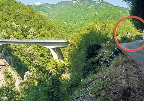 Podul din Muntenegru, loc de pelerinaj! Zeci de oameni se opresc să aprindă o lumânare pentru cei 18 morţi în râpă