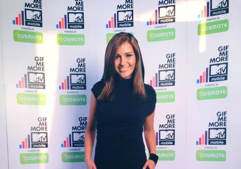 CULMEA STILULUI! S-a dus la petrecere cu GENUNCHERE DIN SATIN. Oare CE ASCUNDE?