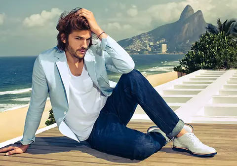 Ashton Kutcher încasează 10.000.000 $ pentru o reclamă