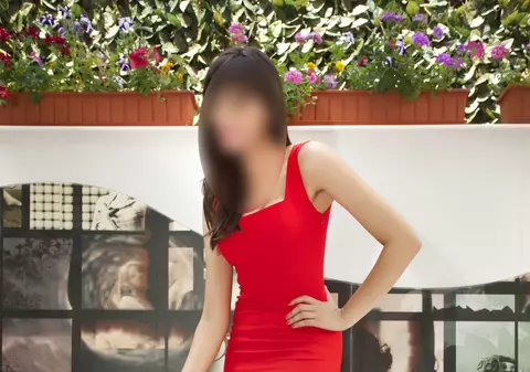 O ştiristă de la noi are o ÎNĂLŢIME AMEŢITOARE, dar POARTĂ TOCURI DE PESTE 10 cm