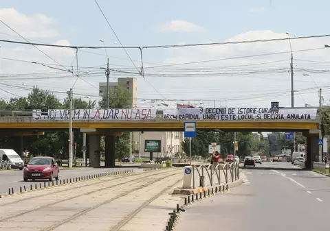 Fanii Rapidului au afişat bannere de protest pe Podul Grant | FOTO