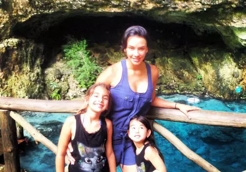 Fetele lui Mutu, vacanţă de vis alături de mama lor - FOTO