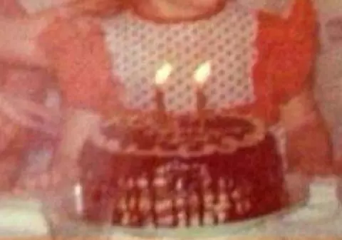 «Pe 30 iulie 1988 împlineam 3 ani». În prezent este una dintre cele mai celebre cântăreţe de la noi! O recunoşti?