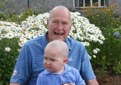 George Bush sr s-a ras pe cap de dragul unui copil bolnav de leucemie