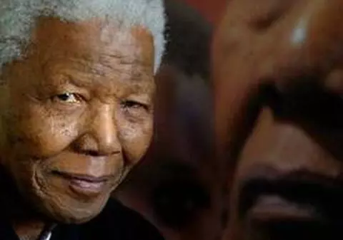 Nelson Mandela împlineşte azi 95 de ani, dar se află în stare critică la spital 