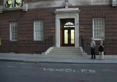 IMAGINI LIVE DE LA SPITALUL UNDE NAŞTE DUCESA DE CAMBRIDGE