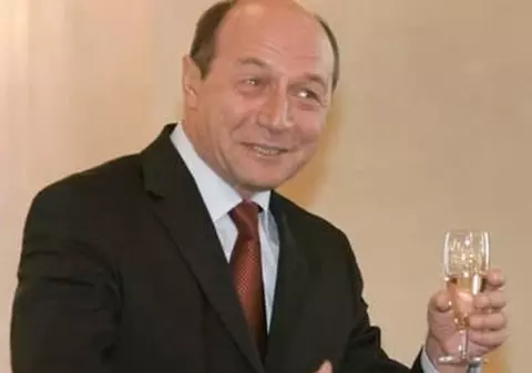 Băsescu, ÎNNEBUNIT după ARTIŞTII MOLDOVENI! Vezi pe CINE a invitat să-i cânte la botezul nepoatei lui!