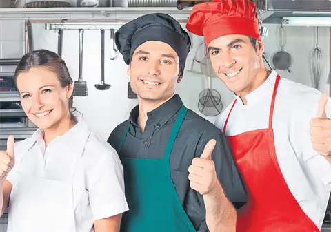 Vrei bani de vacanţă? Ia-ţi un job de vară! Se caută bucătari în Vama Veche şi în Irlanda