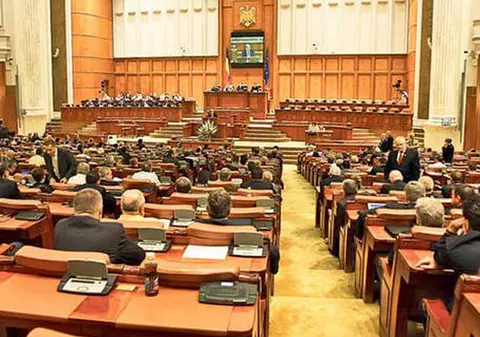 INCREDIBIL! Conform noului statut al aleşilor, un parlamentar ia 2.200 € pe lună, indiferent dacă merge sau nu la muncă