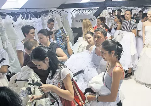 S-au îngrămădit să-şi cumpere rochii de mireasă la promoție | FOTO