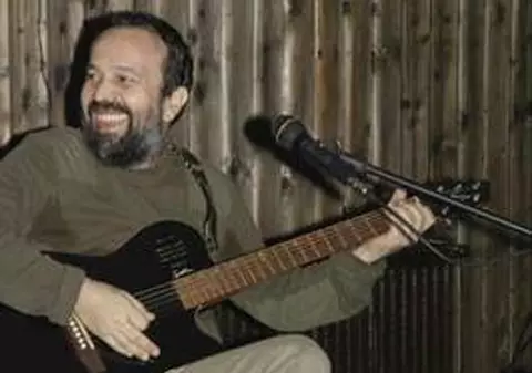 Nu-i uşoară viaţa de artist! Vezi ce i s-a întâmplat, în concert, lui Ioan Gyuri Pascu după ce a băut O GĂLEATĂ DE VIN!