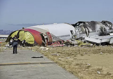 Pasagerii avionului care a luat foc la San Francisco, victimele unui ÎNCEPĂTOR pe BOEING 777