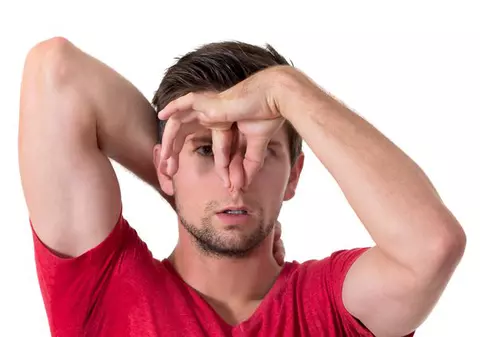 A ce miroase?! Izul transpiraţiei "denunţă" boli grele