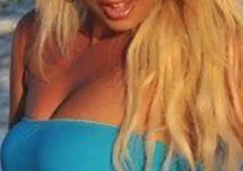 PLAJA a luat FOC când A APĂRUT BLONDA ASTA! VEZI cine e CÂNTĂREAȚA cu forme NĂUCITOARE! FOTO