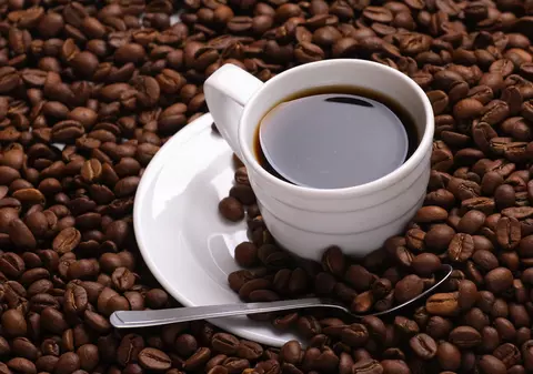 Producătorii au ieftinit cafeaua cu 16%, dar  comercianţii au umflat adaosul comercial