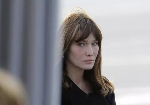 Carla Bruni Sarkozy, SCANDAL DE PROPORŢII! I se cere să doneze 410.000 euro, primiţi din banii publici