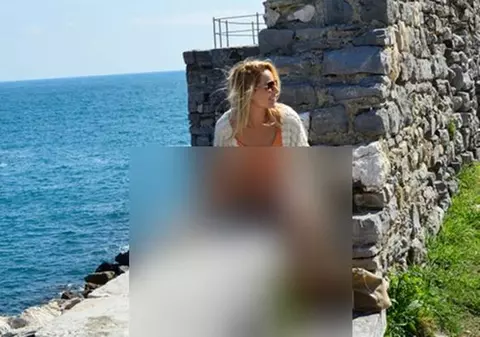 Laura Cosoi, INDECENTĂ! Uite cum îşi ţine mâinile ÎN ZONA INTIMĂ | FOTO ÎN ARTICOL