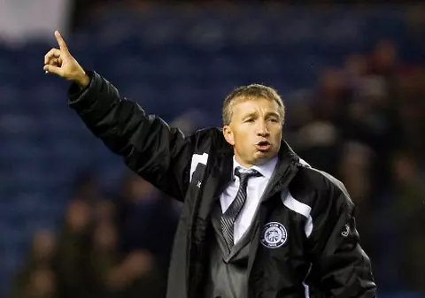 FOTOGRAFIE DE COLECŢIE! Vi-l mai amintiţi pe Dan Petrescu ÎMBRĂCAT ÎN "ALBINUŢĂ"? Iată cine l-a convins să apară aşa! FOTO ÎN ARTICOL