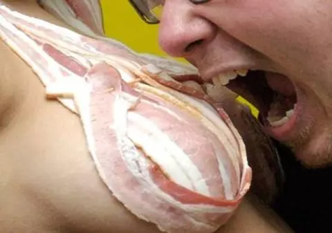 Este VISUL ORICĂRUI BĂRBAT! Uite accesoriul care SATISFACE ŞI FOAMEA ŞI EROTISMUL