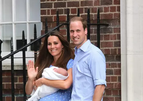 Ce SUMĂ FABULOASĂ au refuzat Kate şi William pentru prima poză cu bebeluşul