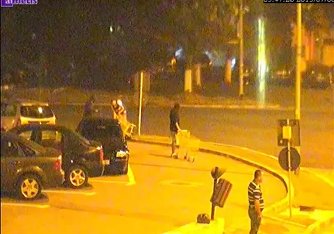 Trei tineri din Râmnicu Vâlcea au furat două cărucioare pentru cumpărături și s-au luat la întrecere