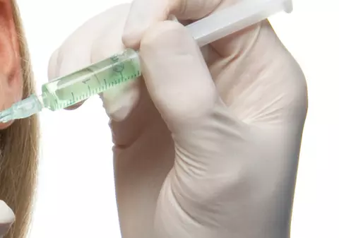 Tânăra găsită moartă în hotelul din Capitală şi-a injectat otravă cu seringa